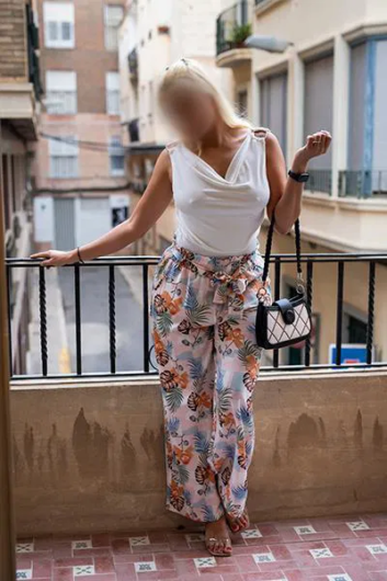 Azul acompañante y masajista en Elche 24 horas