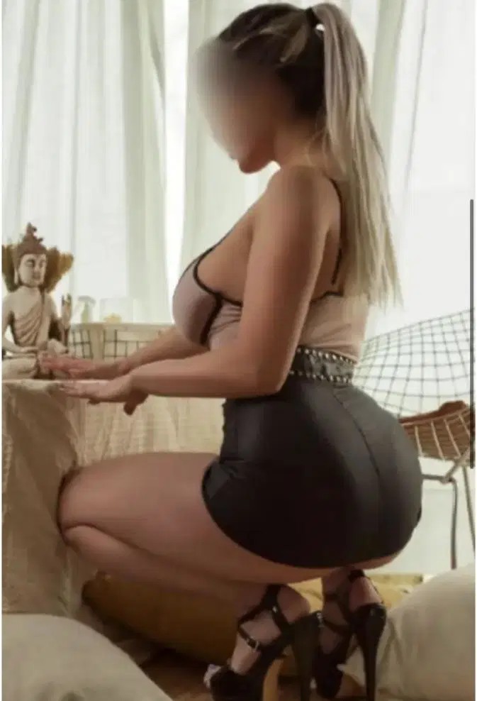 631188832-acompanante-en-alicante-SwyXO9