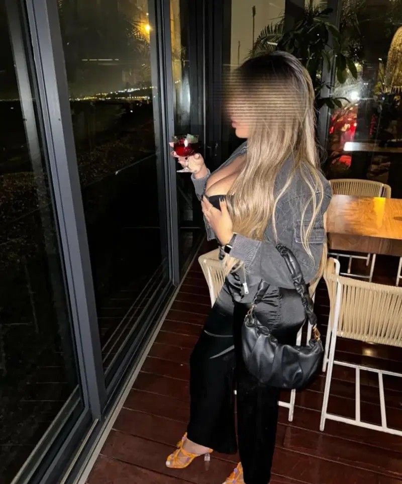 Jadi hermosa morena independiente en playa de San Juan