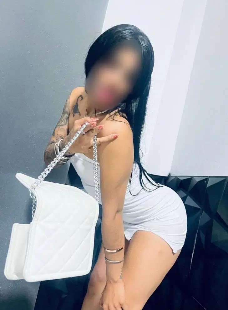 Karina guapa y atenta en Elche