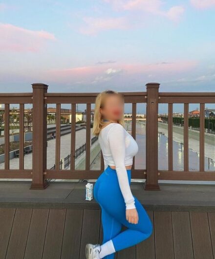 Marina rubia impresionante en Torre del Mar