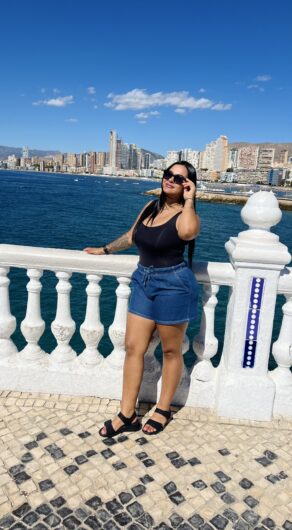 Valentina, preciosa morena en Calle García Andreu