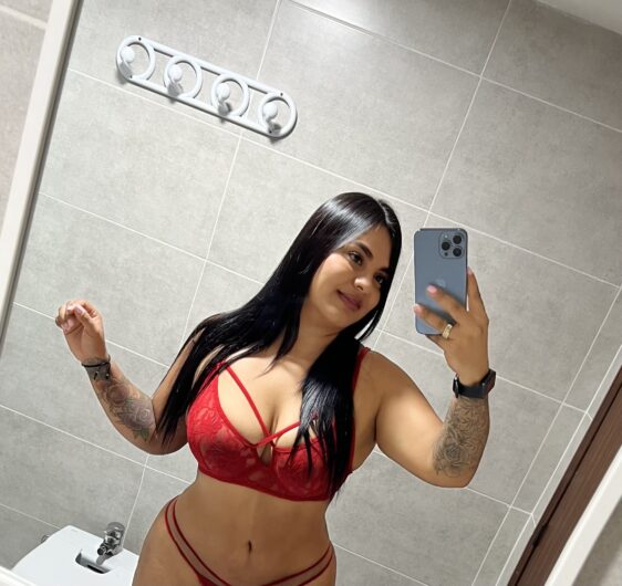 Valentina, preciosa morena en Calle García Andreu